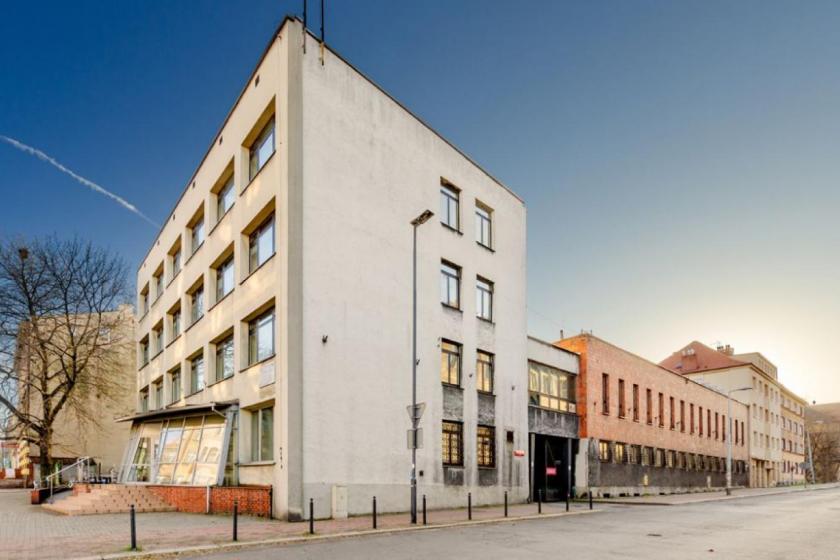 Czy budynek biurowy jest budynkiem użyteczności publicznej?